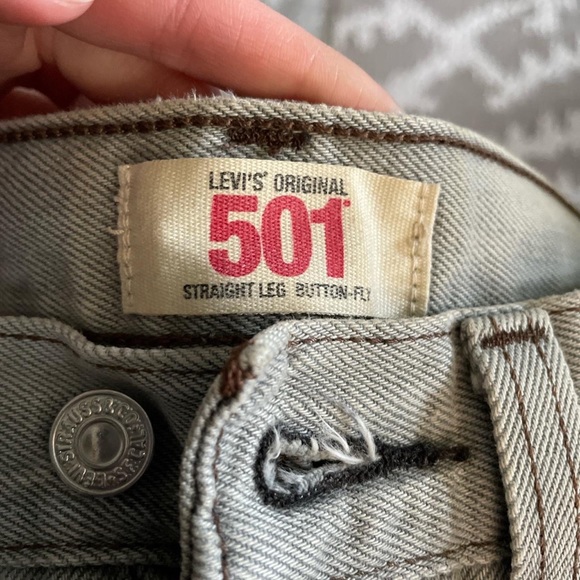 Low-Rise Distressed Gray Levi’s - Picture 3 of 4